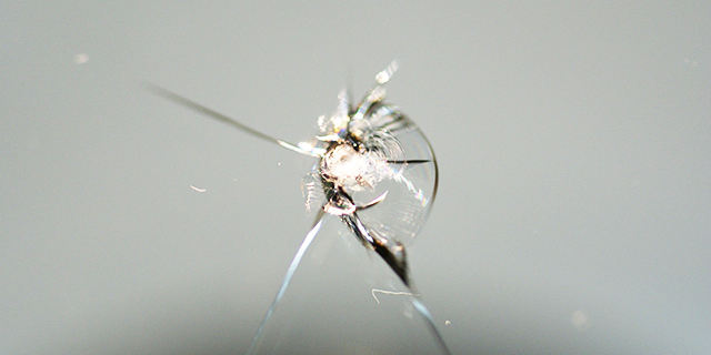 お車の窓にできたヒビ