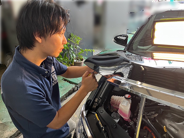 デントリペアで実際に修理しているところ