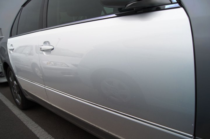 ドアパネルにできた凹み（へこみ）