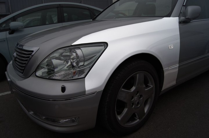 フロントフェンダーにできた凹み（へこみ）