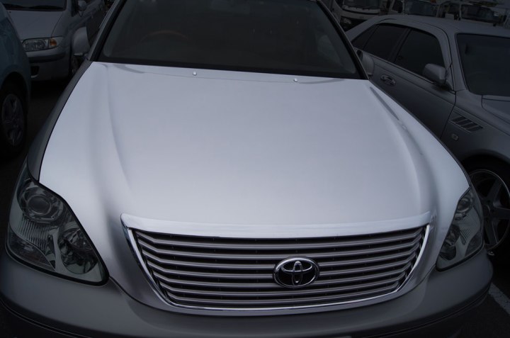 ボンネットフードにできた凹み（へこみ）